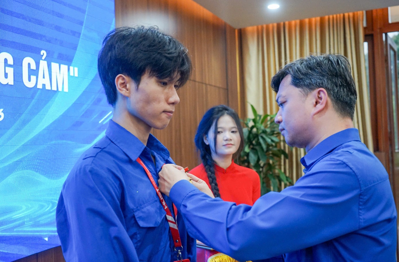 T.Ư Đoàn trao tặng Huy hiệu 'Tuổi trẻ dũng cảm' cho nam sinh Bách Khoa cứu người trong đám cháy ở Lĩnh Nam - Ảnh 1.