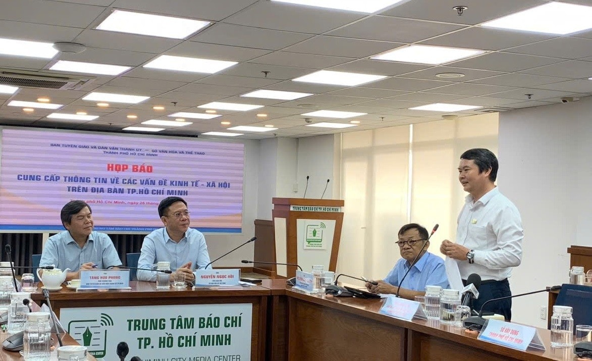 Ông Võ Viết Cường thẳng thắn trao đổi về các khó khăn dự án đang gặp phải tại cuộc họp báo Đại dự án tại TP.HCM thiếu nghiêm trọng nhựa đường và cát để thi công - Ảnh 2.