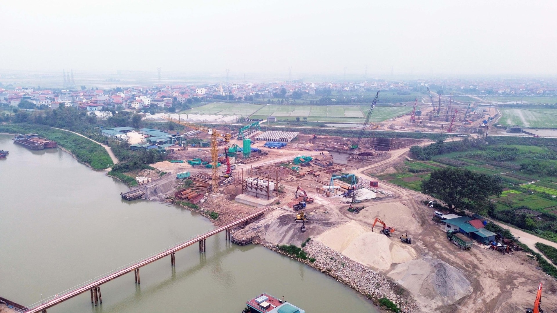 Cầu vượt sông quan trọng của tuyến đường Vành đai 4 - Vùng Thủ đô đón tin vui- Ảnh 2.