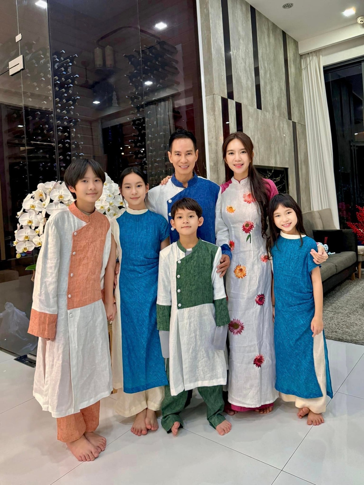 Biệt thự sân vườn bạc tỷ bề thế ở ngoại ô TP. HCM của vợ chồng Lý Hải - Minh Hà: Vị trí đắc địa, nội thất bằng gỗ cao cấp- Ảnh 1. Biệt thự sân vườn bạc tỷ bề thế ở ngoại ô TP. HCM của vợ chồng Lý Hải - Minh Hà: Vị trí đắc địa, nội thất bằng gỗ cao cấp- Ảnh 1.