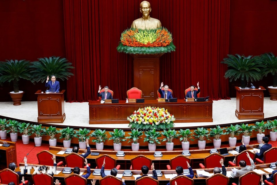 Các đại biểu biểu quyết thông qua Nghị quyết Hội nghị Trung ương 2 khóa XIV. Ảnh: TTXVN. tienphong-253bemac6.jpg