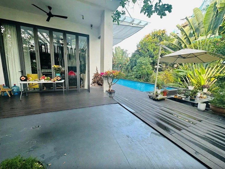 Biệt thự sân vườn bạc tỷ bề thế ở ngoại ô TP. HCM của vợ chồng Lý Hải - Minh Hà: Vị trí đắc địa, nội thất bằng gỗ cao cấp- Ảnh 3. Biệt thự sân vườn bạc tỷ bề thế ở ngoại ô TP. HCM của vợ chồng Lý Hải - Minh Hà: Vị trí đắc địa, nội thất bằng gỗ cao cấp- Ảnh 3.