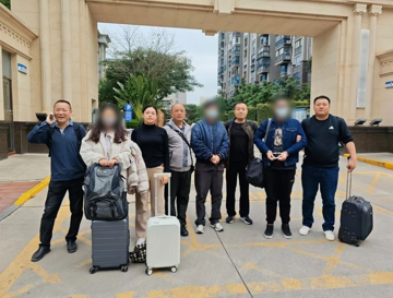 Đột kích công trường bỏ hoang, bắt khẩn cấp 12 đối tượng, thu giữ 68 điện thoại di động, 80 chỉ vàng và 21,7 tỷ đồng tiền mặt