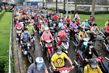 Một tập đoàn lớn của Việt Nam thông báo hỗ trợ 10 lít xăng xe cho hơn 3.300 nhân viên
