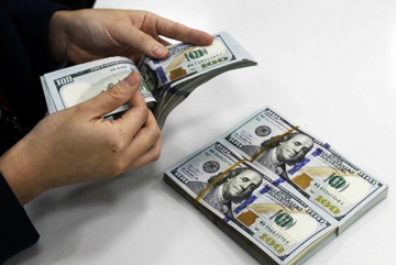 Tỷ giá USD hôm nay 26/3: Ngân hàng đồng loạt giảm, chợ đen vẫn neo cao