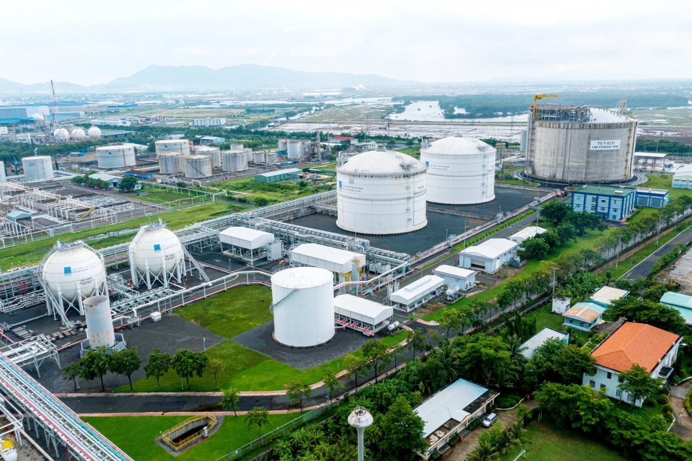 Cơ chế chưa rõ ràng khiến dòng vốn đang chưa mặn mà rót vào các dự án điện khí LNG. lng-220240716181156.jpg