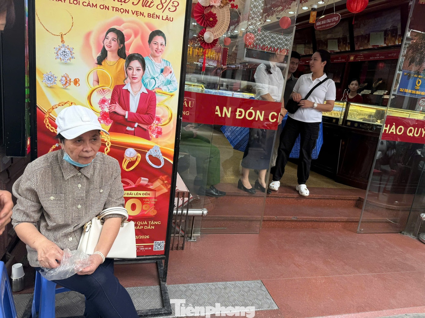Bà Bích Ngọc chờ lấy 2 cây vàng theo lịch hẹn tại Bảo Tín Minh Châu (ảnh: N.M). tp-1.jpg