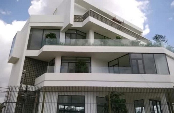 Biệt thự sân vườn bạc tỷ bề thế ở ngoại ô TP. HCM của vợ chồng Lý Hải - Minh Hà: Vị trí đắc địa, nội thất bằng gỗ cao cấp- Ảnh 2. Biệt thự sân vườn bạc tỷ bề thế ở ngoại ô TP. HCM của vợ chồng Lý Hải - Minh Hà: Vị trí đắc địa, nội thất bằng gỗ cao cấp- Ảnh 2.
