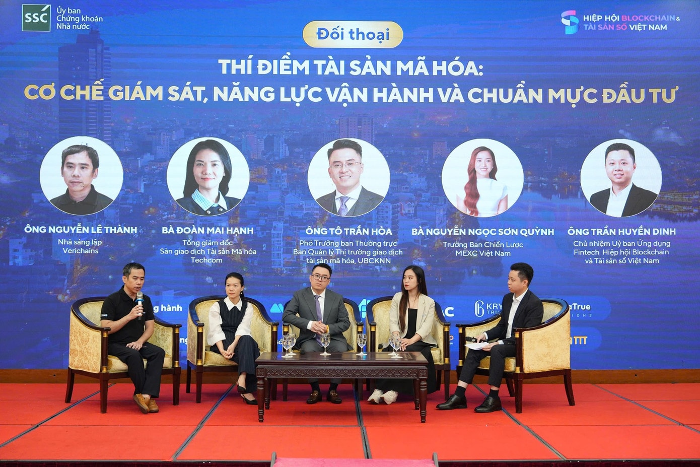 Các đại biểu trao đổi tại phiên đối thoại. tu-trai-sang-phai-ong-nguyen-le-thanh-verichains-ba-doan-mai-hanh-tcex-ong-to-tran-hoa-ubcknn-ba-nguyen-ngoc-son-quynh-mexc-viet-nam-va-ong-tran-huyen-dinh-vba-trao-doi-ve-viec-thi.jpg