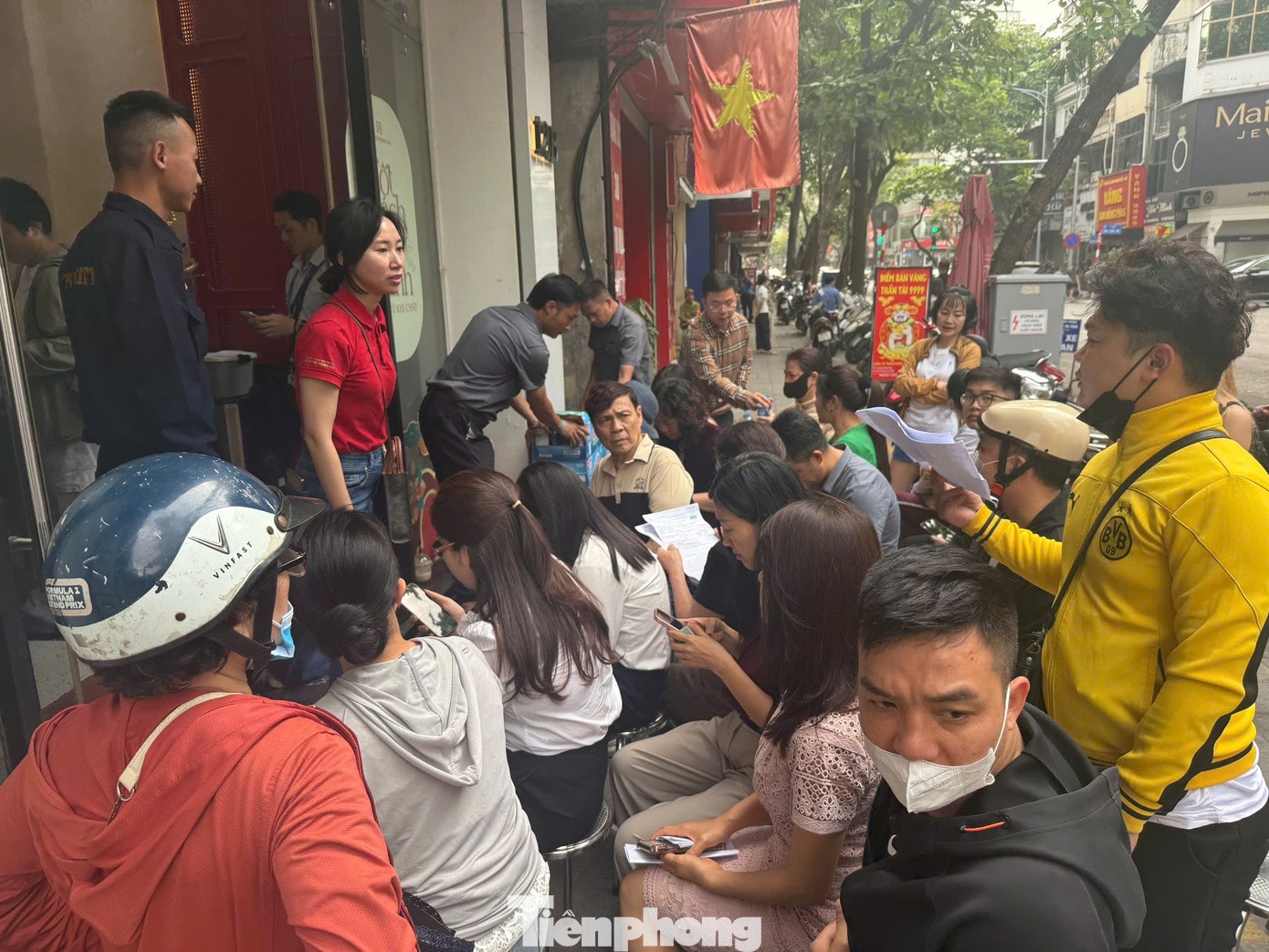 Được thông báo bất ngờ, người dân xếp hàng chờ đợi lấy vàng tại Cửa hàng Bảo Tín Mạnh Hải. tp-3.jpg
