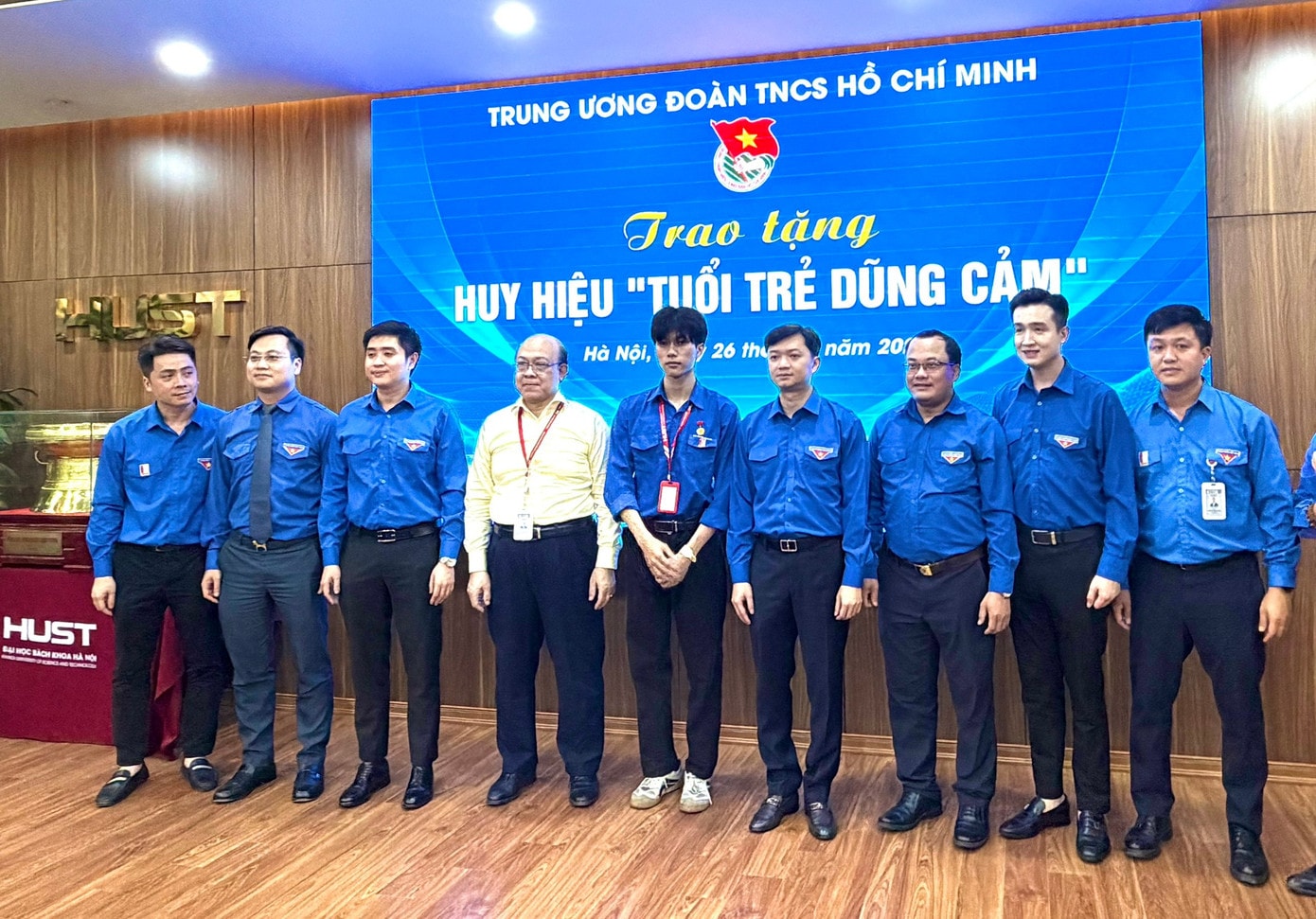 T.Ư Đoàn trao tặng Huy hiệu 'Tuổi trẻ dũng cảm' cho nam sinh Bách Khoa cứu người trong đám cháy ở Lĩnh Nam - Ảnh 4.