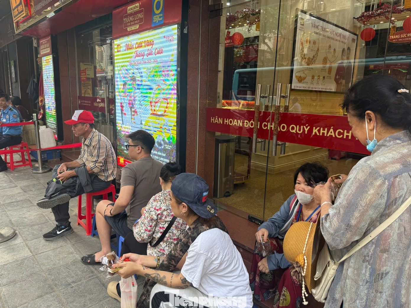 Người dân xếp hàng tại cửa hàng Bảo Tín Minh Châu sáng 26/3 (ảnh: N.M). tp-2.jpg