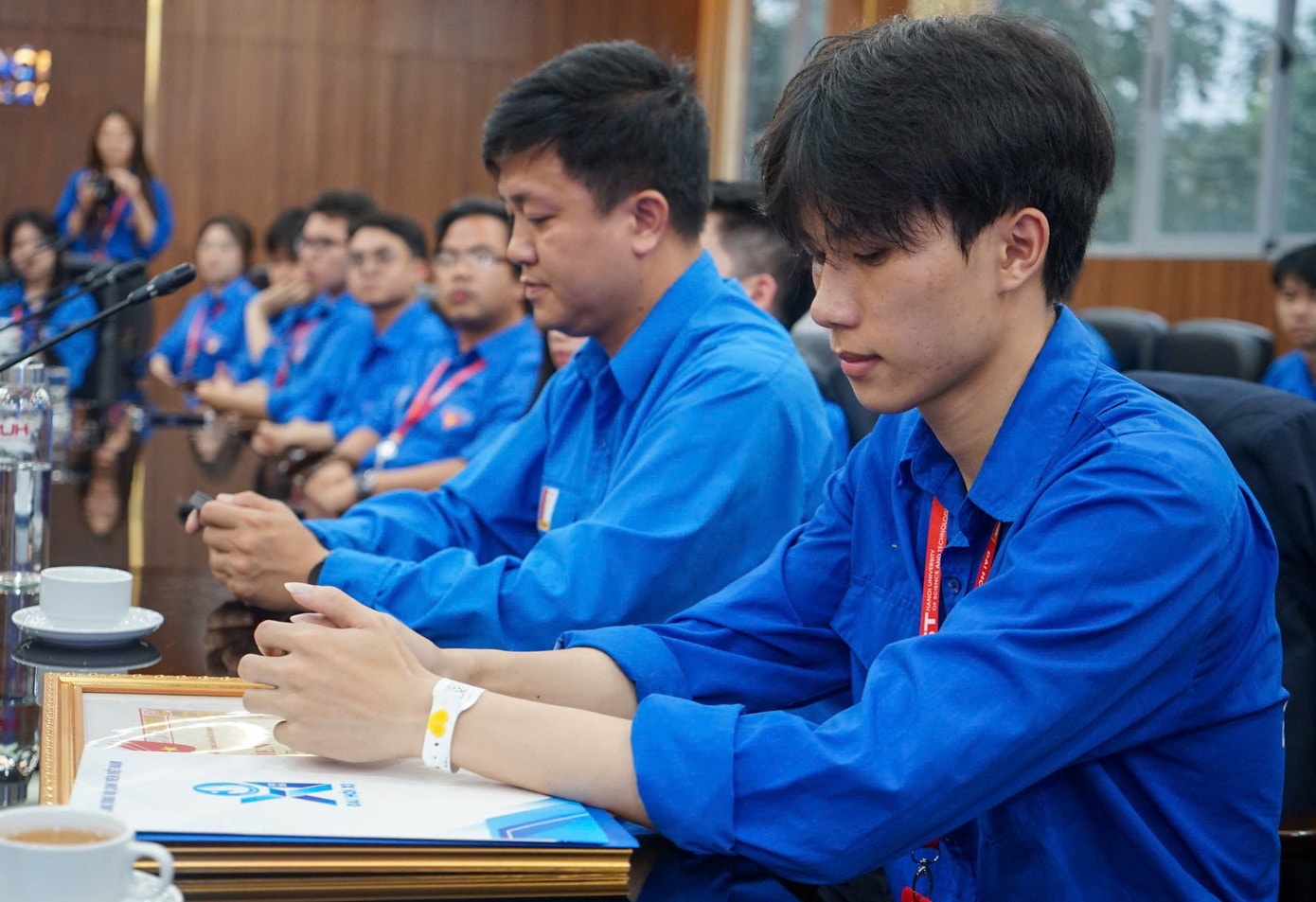 T.Ư Đoàn trao tặng Huy hiệu 'Tuổi trẻ dũng cảm' cho nam sinh Bách Khoa cứu người trong đám cháy ở Lĩnh Nam - Ảnh 3.