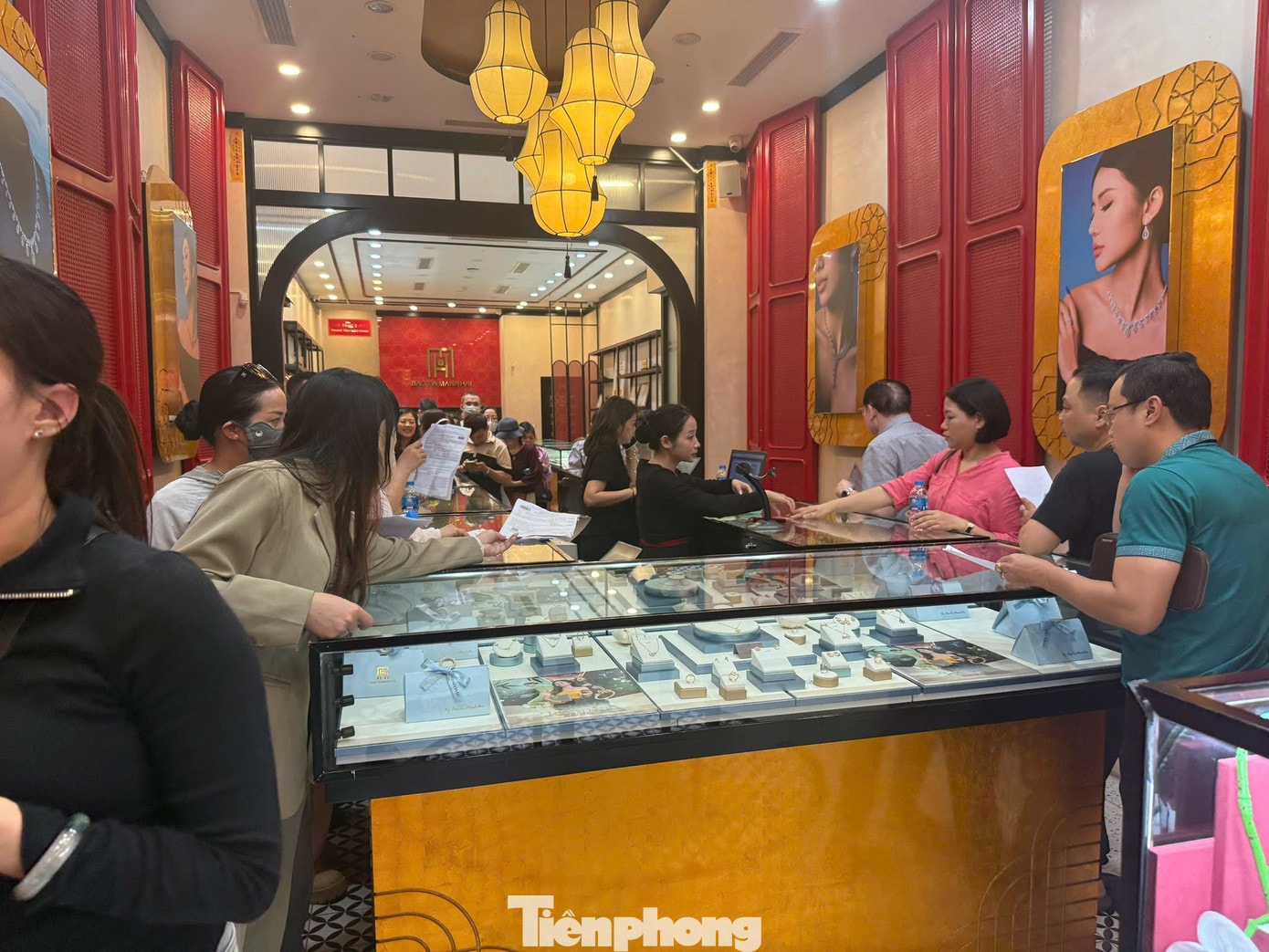 Người dân chờ hàng tiếng đồng hồ xếp hàng từ vỉa hè đến bên trong cửa hàng Bảo Tín Mạnh Hải để lấy vàng. tp-5.jpg