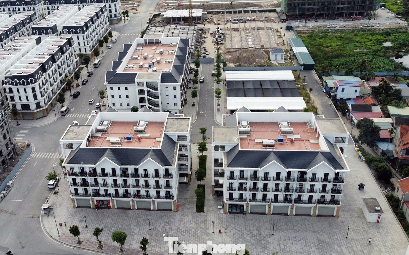 Tại dự án này, chủ đầu tư không ghi giấy biên nhận hồ sơ với 149 bộ hồ sơ, không ghi lý do trả lại với 5 hồ sơ không đủ điều kiện theo quy định. Doanh nghiệp này cũng chưa cung cấp thông tin về diện tích căn hộ, giá bán đối với từng loại căn hộ để công bố công khai. tp-hoang-huy-2.jpg