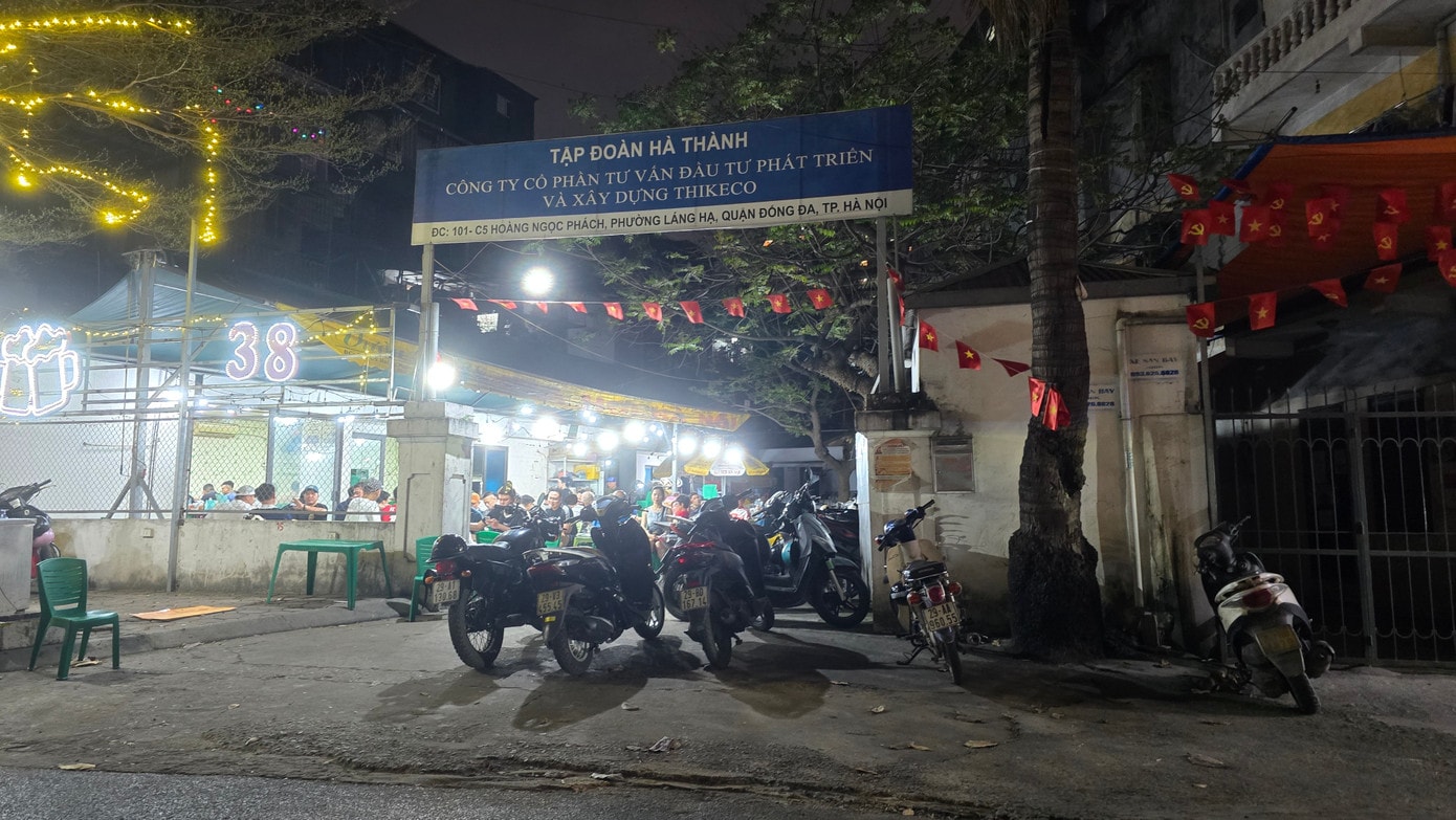 Biển hiệu của công ty trước khi được thay đổi (ảnh chụp ngày 1/3/2026) Hà Nội: Xử lý cơ sở vi phạm an toàn thực phẩm, lộ ra nhiều vấn đề - Ảnh 3.