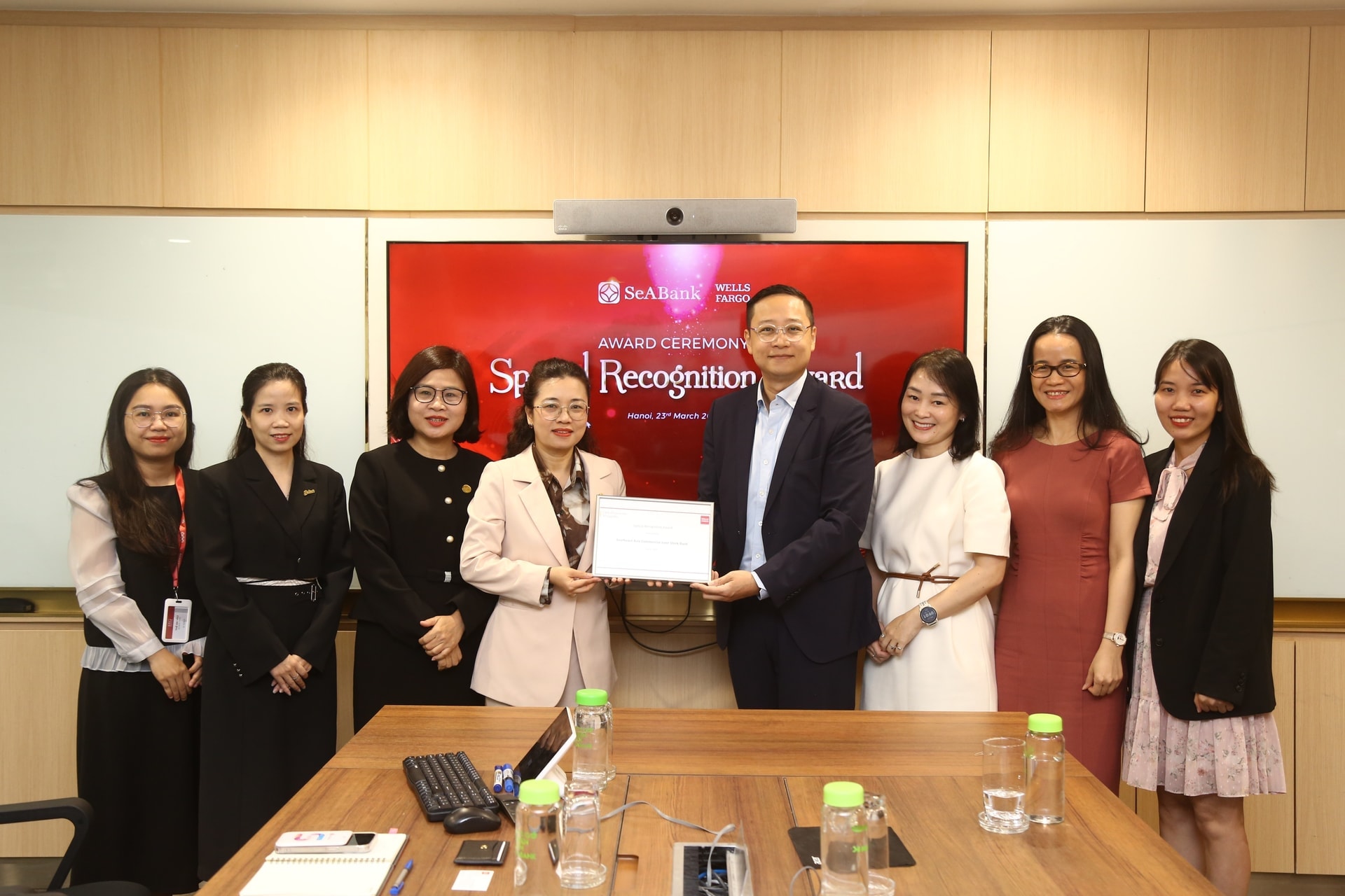 Wells Fargo trao tặng Giải thưởng 'Ngân hàng được công nhận đặc biệt về thanh toán quốc tế 2024-2025' cho SeABank - Ảnh 1.