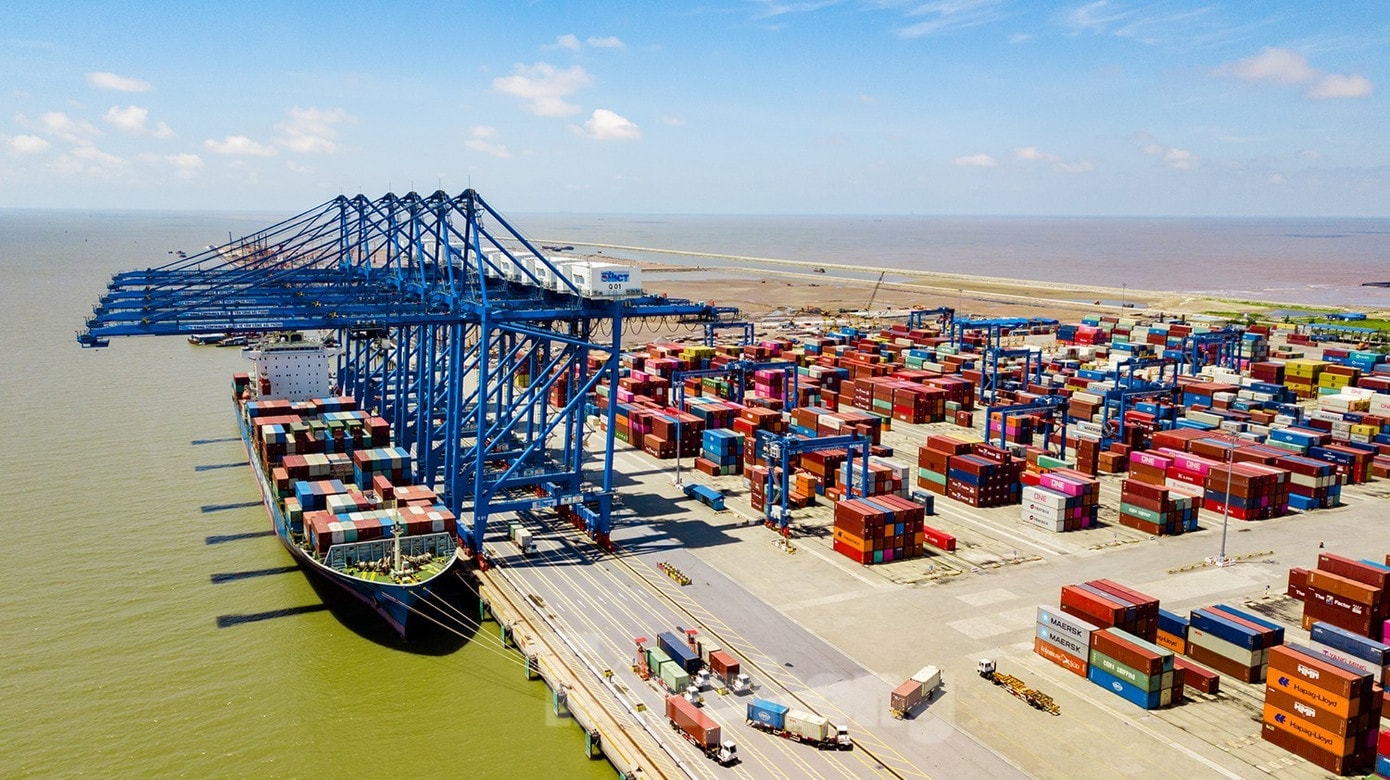 Chuỗi cung ứng hàng hải đang hứng chịu cú sốc lớn về chi phí do nhiên liệu tăng cao. Ảnh: Lộc Liên. Xin 'giấy thông hành' cho tàu Việt Nam qua eo biển Hormuz - Ảnh 2.