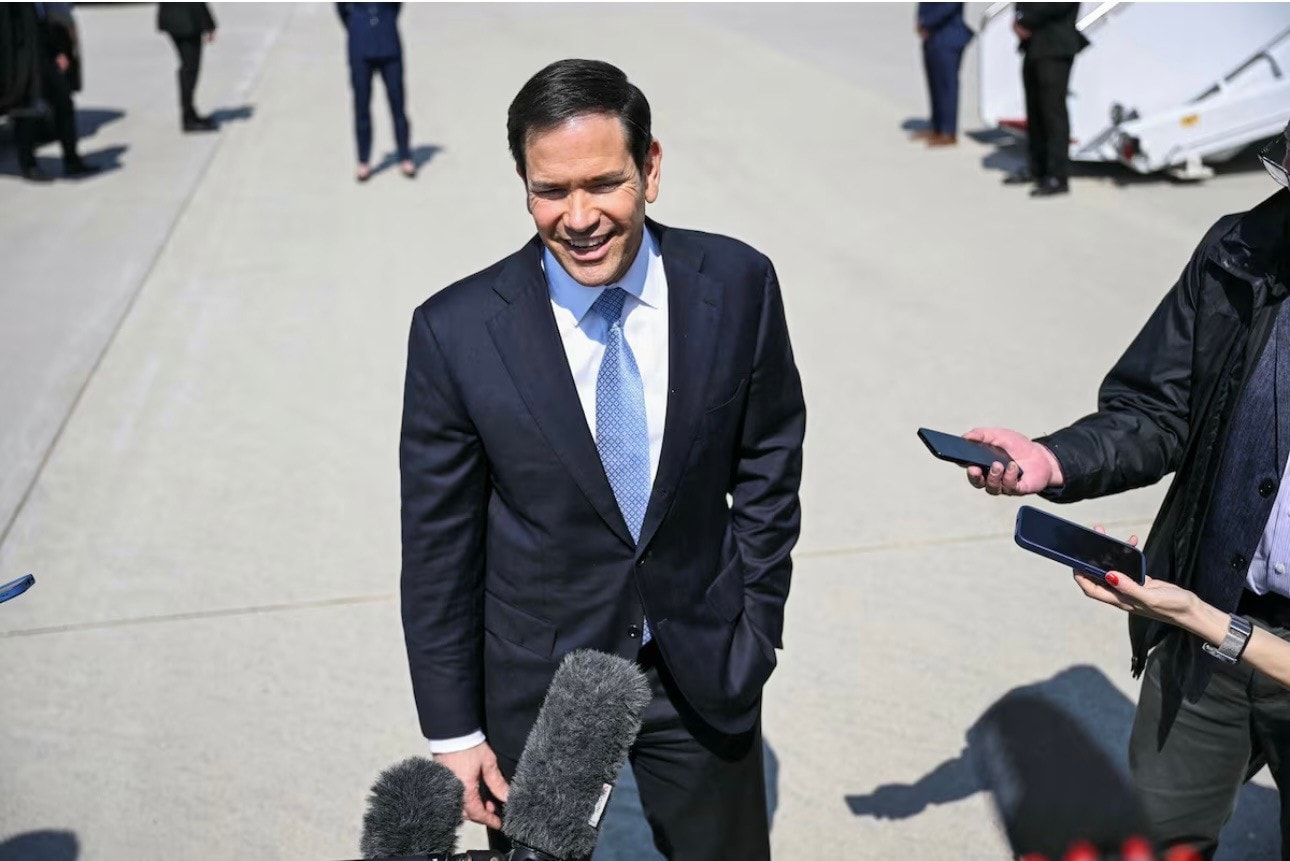 Ngoại trưởng Mỹ Marco Rubio phát biểu với báo chí trước khi lên đường dự cuộc họp của G7. (Ảnh: Reuters) Châu Âu sẽ thúc ép Mỹ về việc Nga hỗ trợ Iran - Ảnh 1.