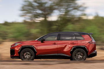 Chuyện lạ tại đại lý Toyota: Vừa trình làng mẫu hybrid 2026 mới, khách hàng lại đi vét sạch hàng tồn kho bản chạy xăng vì một lý do