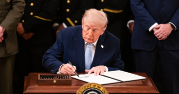 Tranh cãi kế hoạch in chữ ký của ông Trump lên tờ đô la Mỹ
