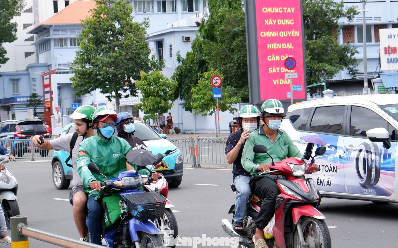 Nền tảng gọi xe phản ánh quy định gây thiệt thòi cho cả doanh nghiệp và tài xế hợp tác kinh doanh. Đề xuất hộ kinh doanh lập hóa đơn tổng cuối ngày, nếu có dữ liệu chuyển khoản - Ảnh 2.