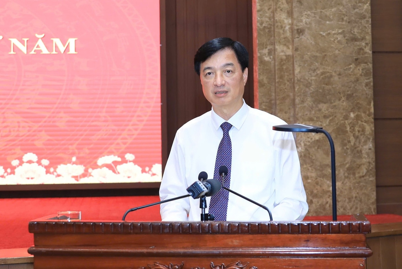 Ủy viên Bộ Chính trị, Bí thư Thành ủy Hà Nội Nguyễn Duy Ngọc phát biểu kết luận hội nghị. Ảnh: <a style='text-decoration: none;' href='/HNM'>HNM</a>. Bộ trưởng Bộ NN&MT Trần Đức Thắng dự Hội nghị Ban Chấp hành Đảng bộ TP Hà Nội - Ảnh 2.