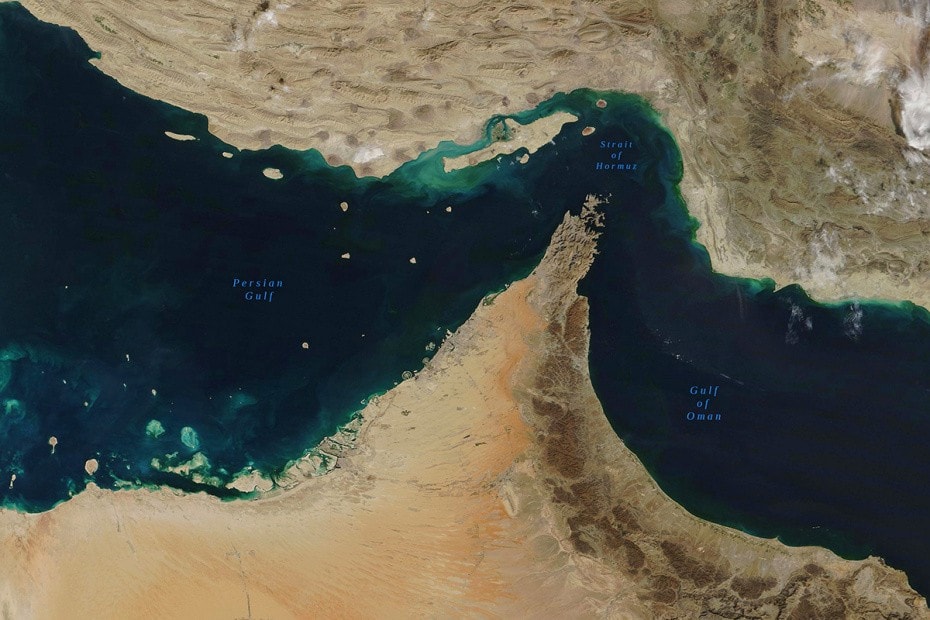 Eo biển Hormuz (ảnh chụp từ vệ tinh). Nguồn: Fotodom. Iran phong tỏa Hormuz sẽ tạo tiền lệ cho eo biển Bering? - Ảnh 2.