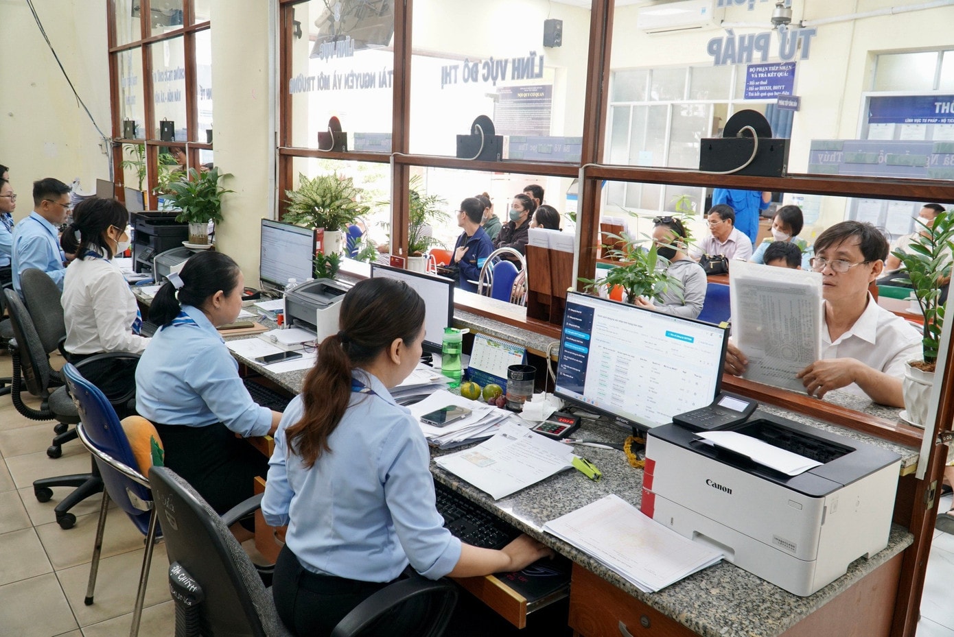 Cải cách bộ máy chỉ thực sự thành công khi người dân cảm nhận rõ sự thay đổi. (Ảnh minh họa) 'Chìa khóa' để chính quyền địa phương 2 cấp vận hành hiệu quả, thực chất - Ảnh 2.