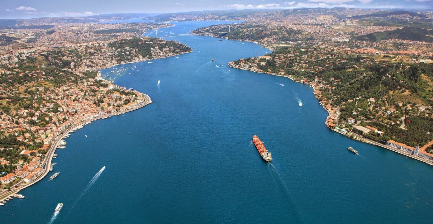 Bosphorus là một eo biển tự nhiên và tuyến đường thủy quan trọng của Thổ Nhĩ Kỳ , đi qua Istanbul, nối Biển Marmara với Biển Đen và một địa giới lục địa giữa châu Âu và châu Á. Eo biển Bosporus dài 30 km, điểm rộng nhất là 3,7 km ở lối vào phía bắc, điểm hẹp nhất là 0,75 km giữa hai pháo đài Anadoluhisari và Rumelihisari. Ảnh: GBNews. Iran phong tỏa Hormuz sẽ tạo tiền lệ cho eo biển Bering? - Ảnh 3.