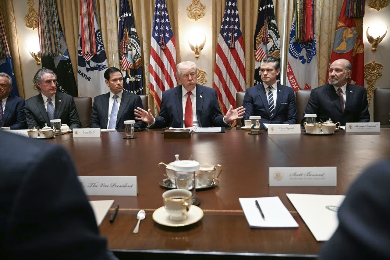 Tổng thống Mỹ Donald Trump phát biểu trong cuộc họp nội các tại Nhà Trắng hôm thứ Năm. Ảnh: Getty Images Tổng thống Trump: Việc thuyết phục Mỹ chấm dứt xung đột tùy thuộc Iran - Ảnh 1.
