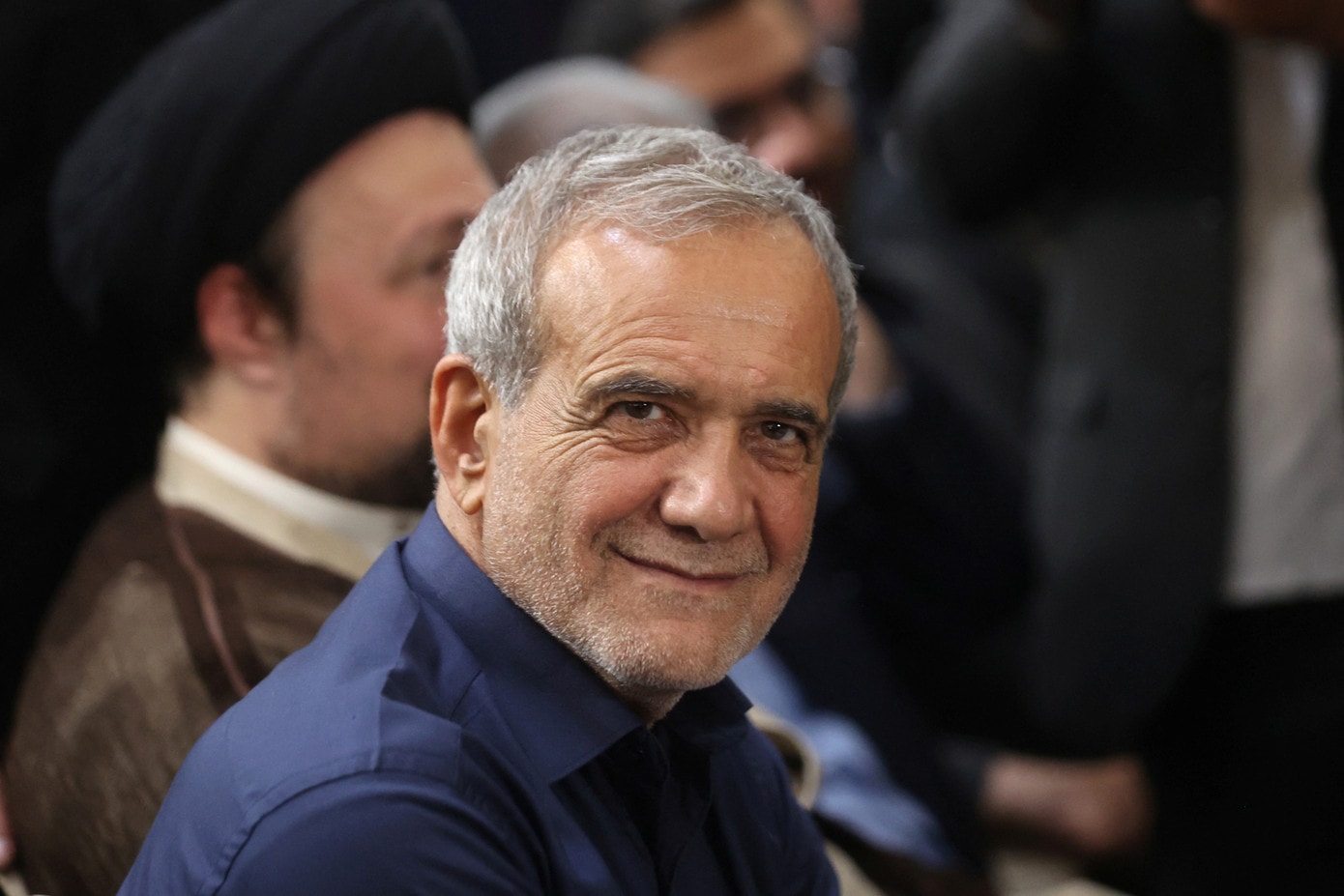Tổng thống Iran Masoud Pezeshkian. (Ảnh: Reuters) Tổng thống Iran mong muốn chấm dứt chiến tranh hoàn toàn - Ảnh 1.