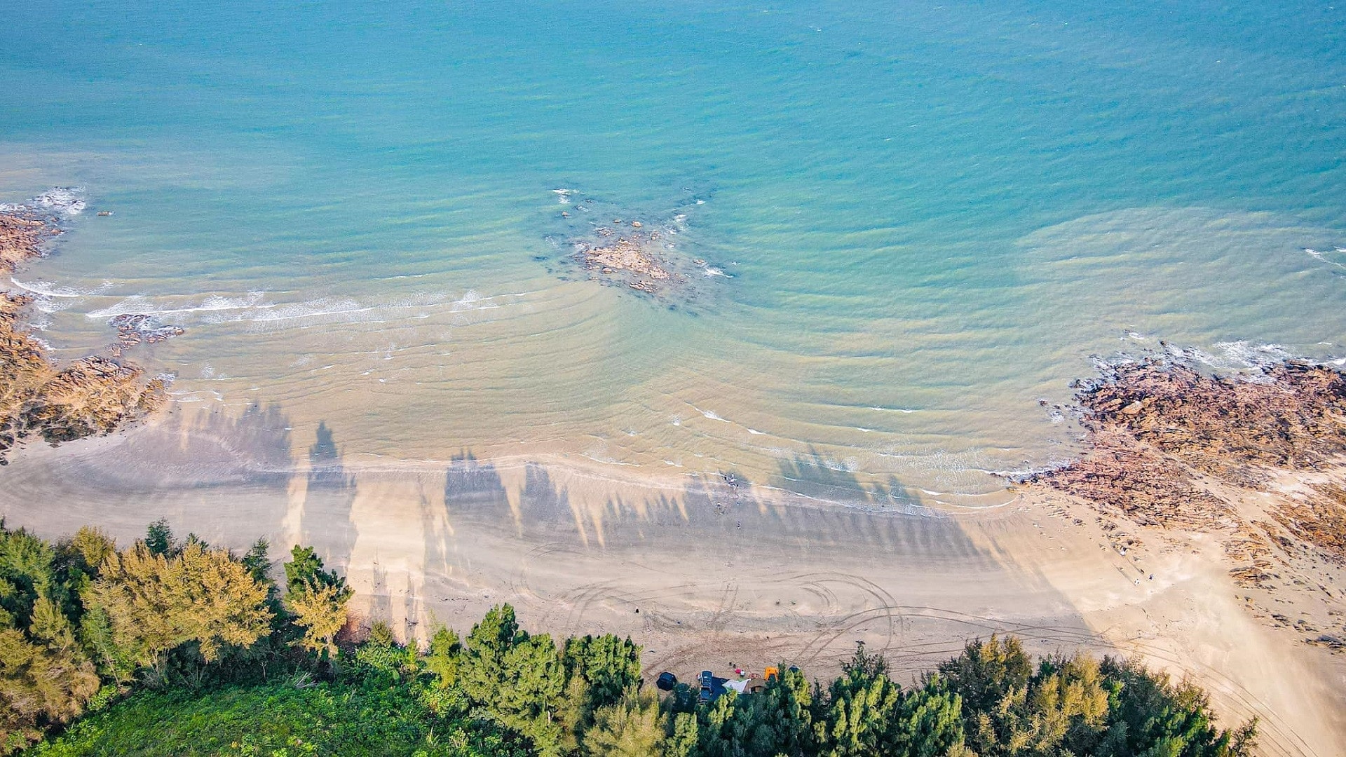 Vé máy bay tăng cao, đây là những điểm đến vừa đẹp vừa tiết kiệm để 'đi trốn' dịp 30/4 - Ảnh 6.