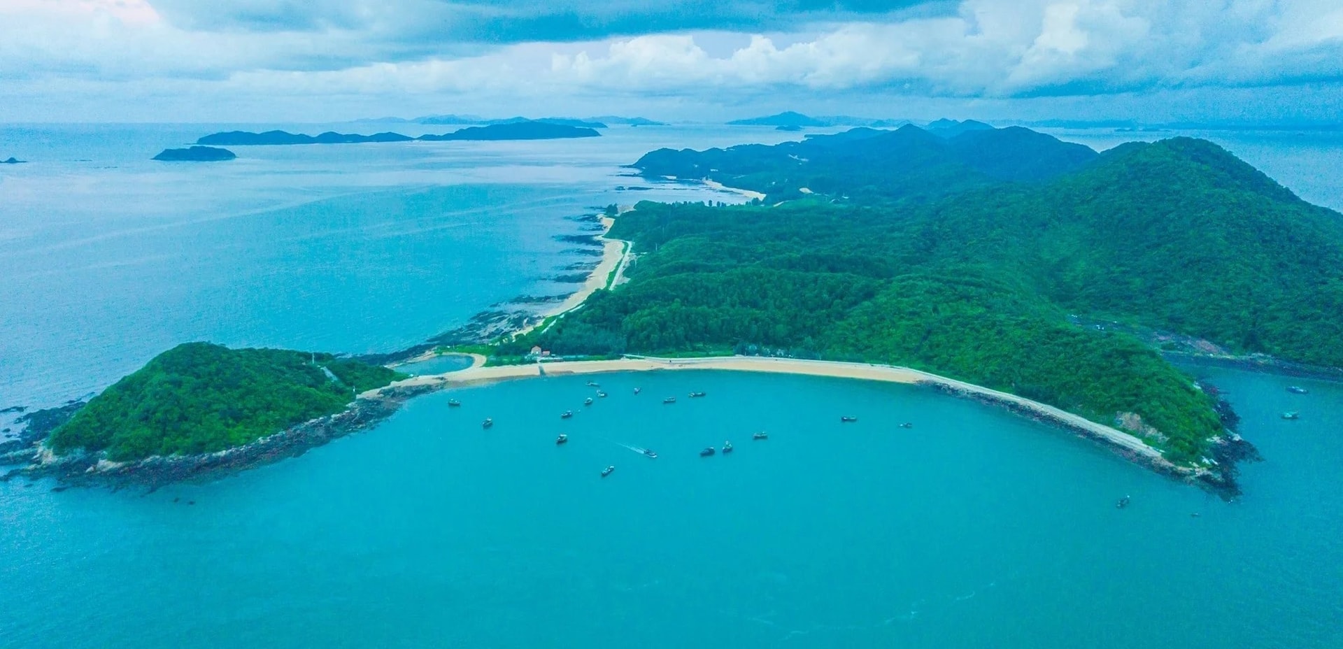Vé máy bay tăng cao, đây là những điểm đến vừa đẹp vừa tiết kiệm để 'đi trốn' dịp 30/4 - Ảnh 5.