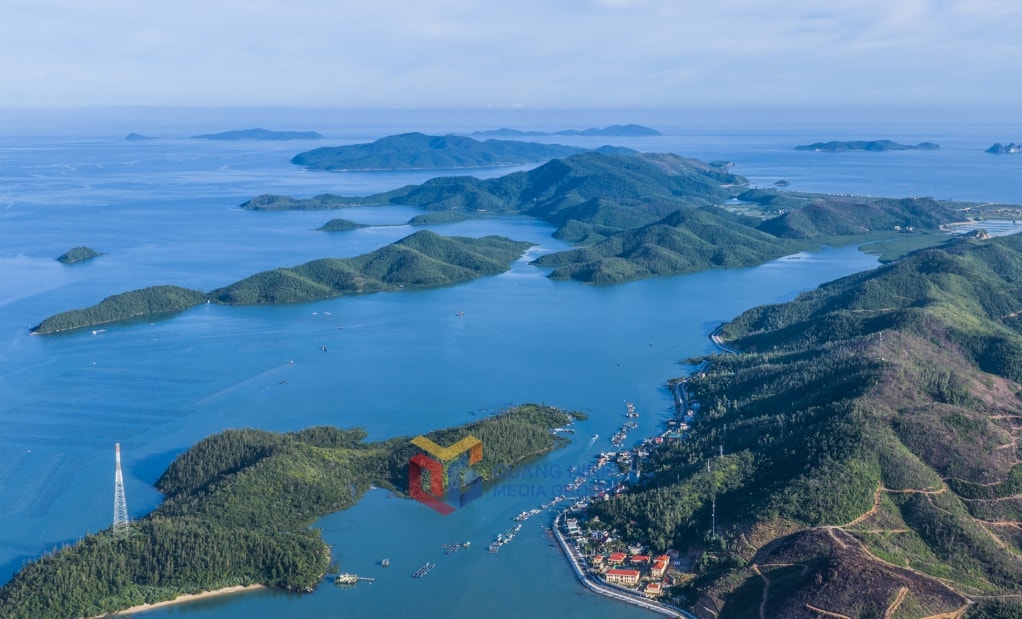 Vé máy bay tăng cao, đây là những điểm đến vừa đẹp vừa tiết kiệm để 'đi trốn' dịp 30/4 - Ảnh 2.