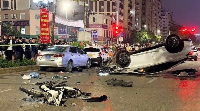 Tạm giữ hình sự tài xế Lexus tông liên hoàn 5 ô tô, xe máy ở Hà Nội - Ảnh 1.