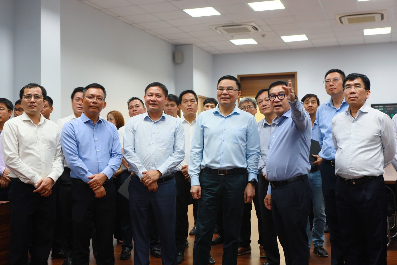 Quyền Bộ trưởng Lê Mạnh Hùng nghe báo cáo về tình hình triển khai sản xuất của <a style='text-decoration: none;' href='/BSR'>BSR</a> trong thời gian qua và kế hoạch vận hành trong giai đoạn sắp tới. 3074328254339760624.jpg