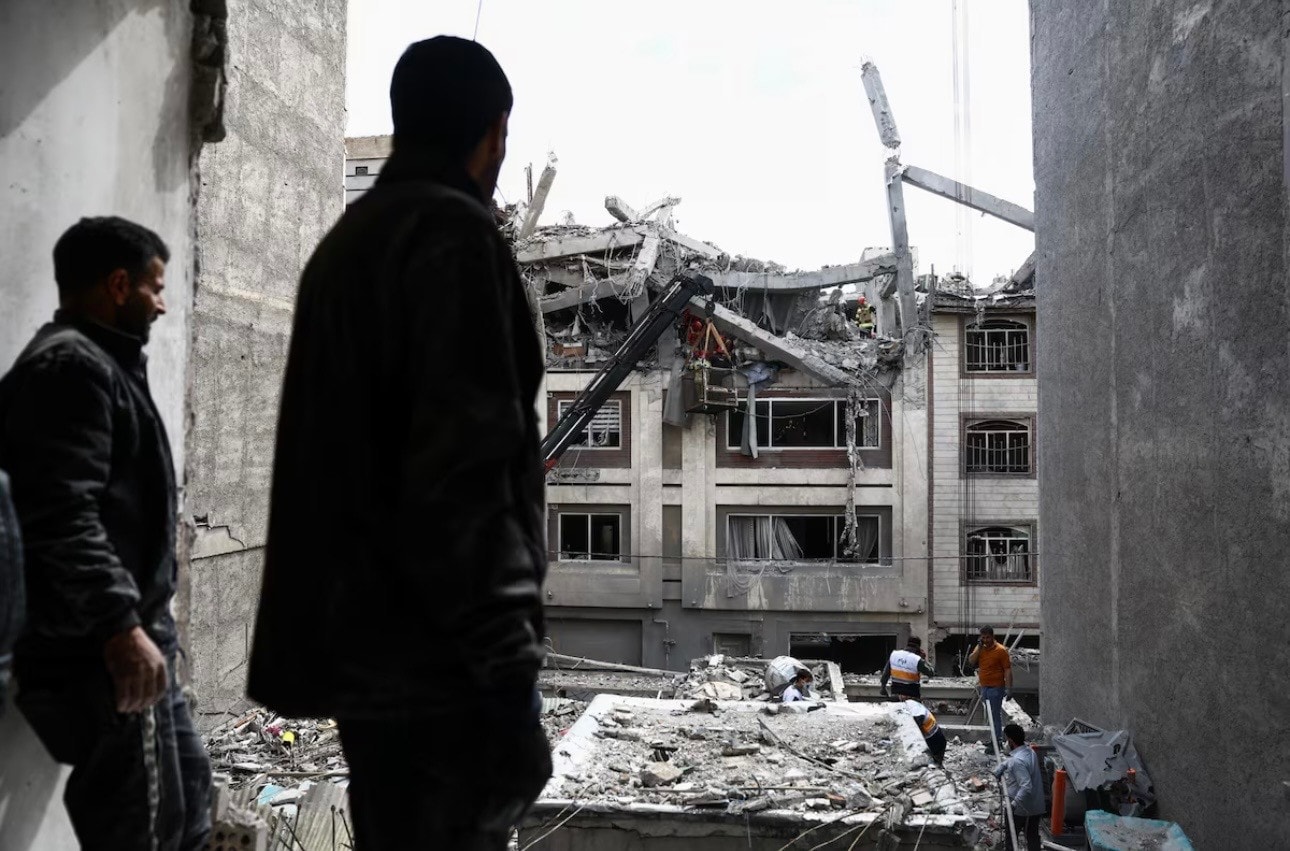 Các toà chung cư ở Tehran bị tàn phá sau khi trúng đòn tấn công ngày 27/3. (Ảnh: Reuters) img-0568.jpg