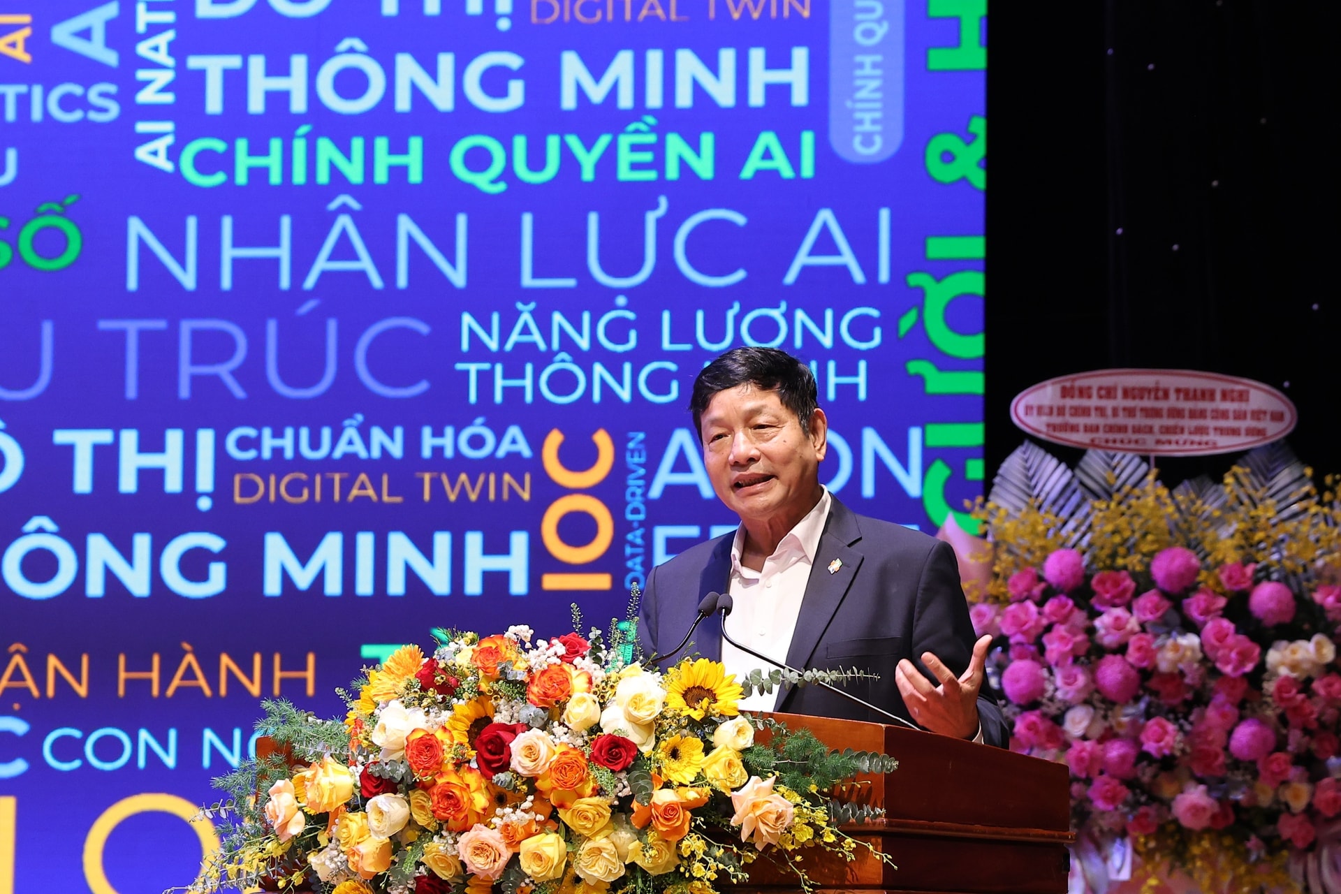 Ông Trương Gia Bình - Chủ tịch HĐQT Tập đoàn <a style='text-decoration: none;' href='/FPT'>FPT</a> trình bày tham luận về định hướng xây dựng Gia Lai trở thành trung tâm công nghệ số, trí tuệ nhân tạo.