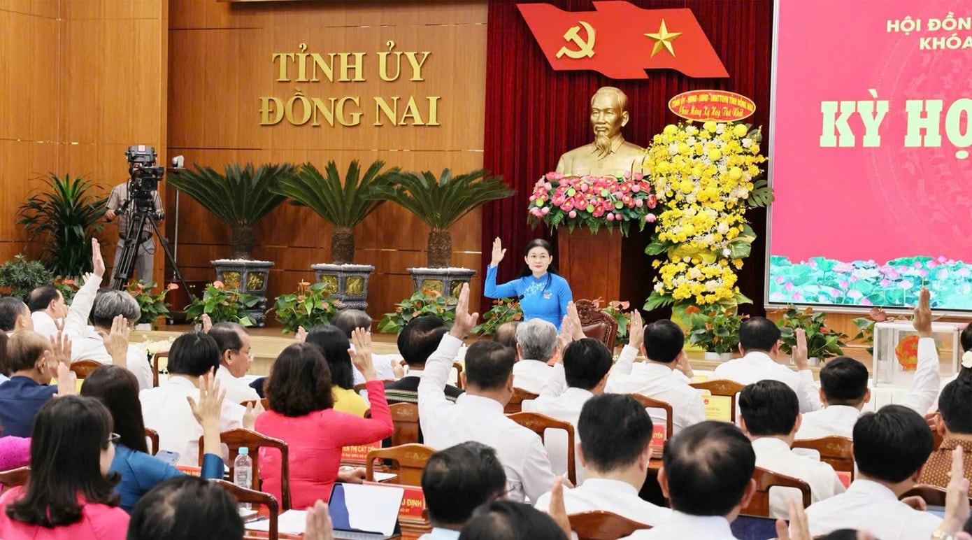 Các đại biểu thông qua các chương trình tại Kỳ họp (ảnh: Công Nghĩa) z7666188774908-c8683ec3eb9c3310cf1fb2812aa577c2.jpg