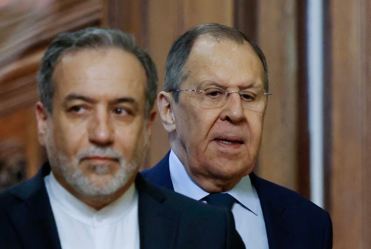 Ngoại trưởng Nga Sergei Lavrov (phải) và người đồng cấp Iran Abbas Araqchi. (Ảnh: Reuters) Nga và Iran thảo luận cách chấm dứt chiến tranh Trung Đông - Ảnh 1.