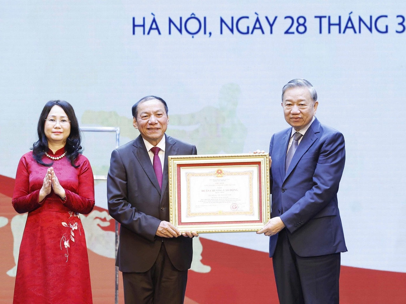Tổng Bí thư Tô Lâm trao Huân chương Lao động hạng Nhất tặng Cục Thể dục Thể thao Việt Nam (Bộ Văn hoá, Thể thao và Du lịch). Ảnh: TTXVN. tienphong-283tbt1.jpg