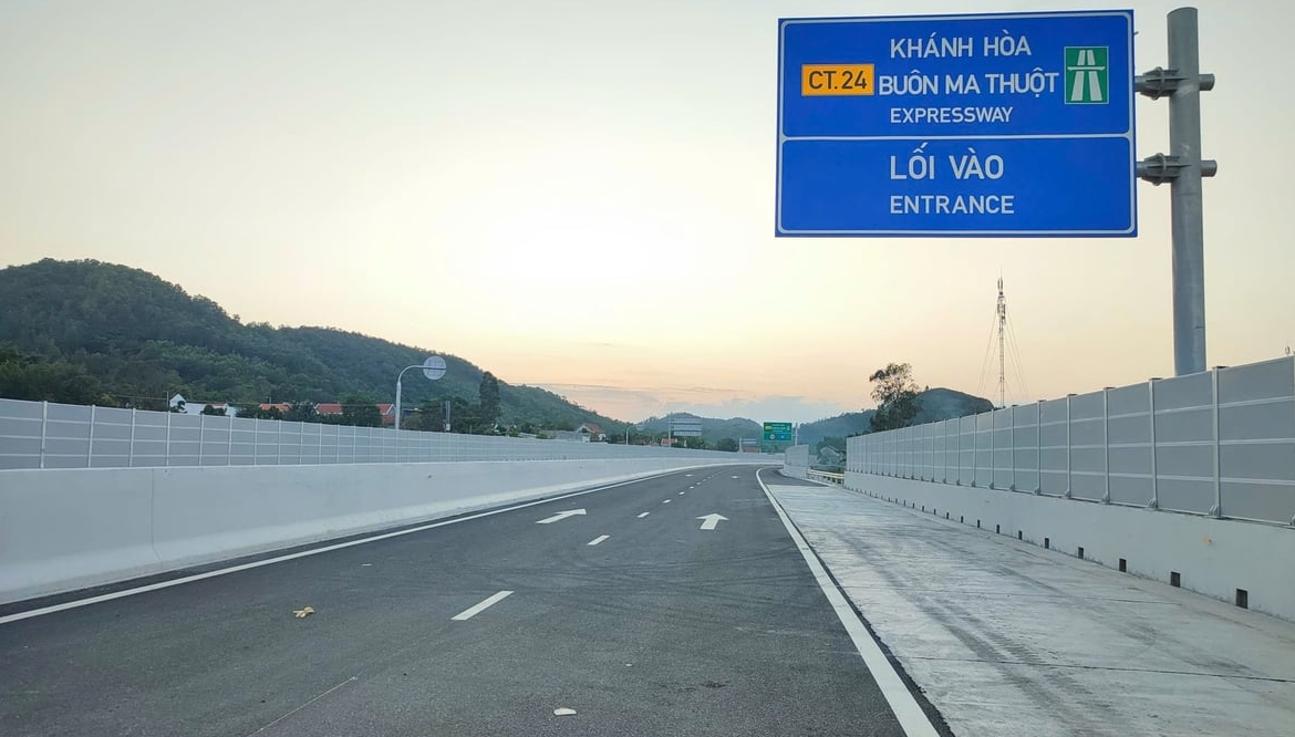 Chỉ hơn 1 tháng nữa, chính thức thông tuyến cao tốc ‘rừng - biển’ đầu tiên của Việt Nam- Ảnh 1.