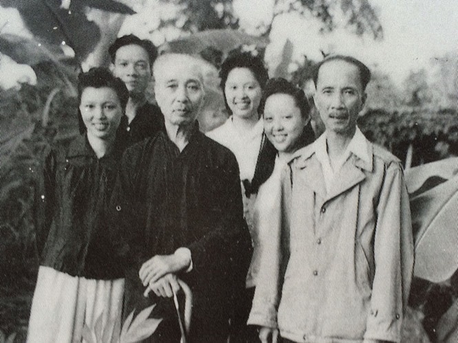 Tổng đốc Vi Văn Định (người cầm gậy) cùng gia đình trong kháng chiến (1953). Ảnh: Internet
