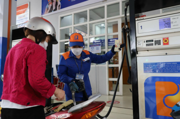 Doanh nghiệp hỗ trợ tiền xăng: Có nơi phát 900.000 đồng cho người lao động yên tâm đi làm