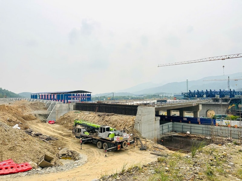 Sắp thông xe cầu dây văng 1.500 tỷ nối thẳng Việt Nam - Trung Quốc- Ảnh 1. Sắp thông xe cầu dây văng 1.500 tỷ nối thẳng Việt Nam - Trung Quốc- Ảnh 1.