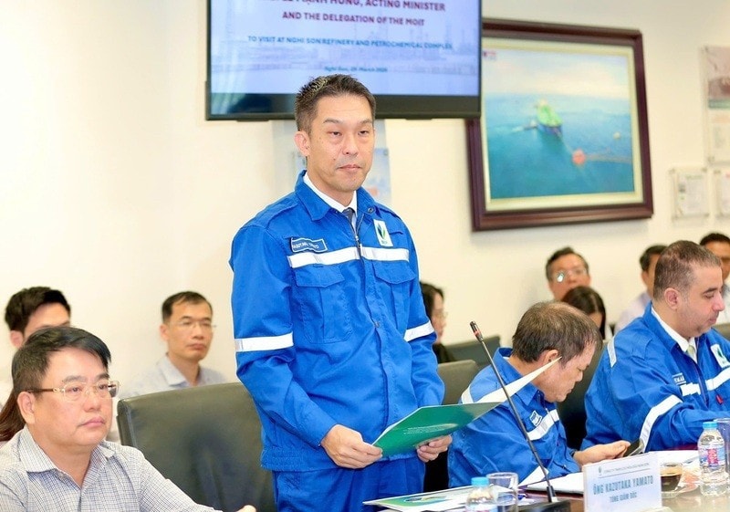 Ông Kazutaka Yamato - Tổng Giám đốc Công ty TNHH Lọc hoá dầu Nghi Sơn - báo cáo tại buổi làm việc. Ảnh: Ngô Nhung 5-11101571-8216.jpg