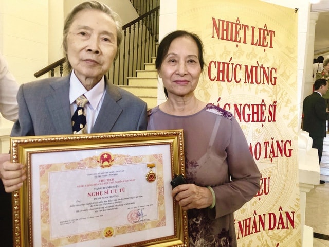 NSƯT Ngọc Hướng nhận danh hiệu NSƯT năm 2019. Ảnh: Internet