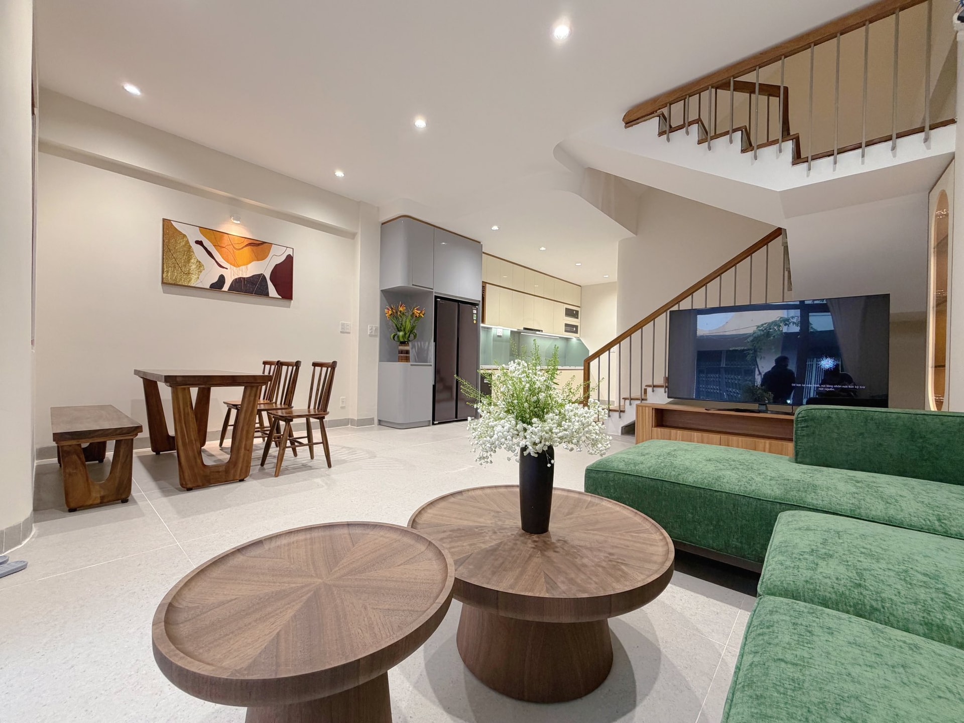 Sống trọn trong tổ ấm hiện đại tối giản: 181m2 đủ đầy cho gia đình nhiều thế hệ- Ảnh 2. Sống trọn trong tổ ấm hiện đại tối giản: 181m2 đủ đầy cho gia đình nhiều thế hệ- Ảnh 2.