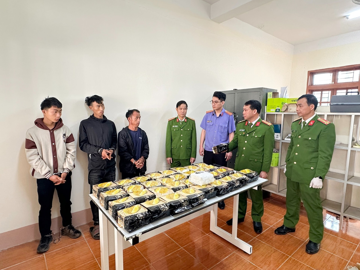 Bắt khẩn cấp 2 đối tượng SN 2005, thu giữ 35 túi bóng đen